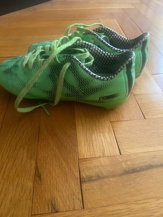 Продавам футболни обувки