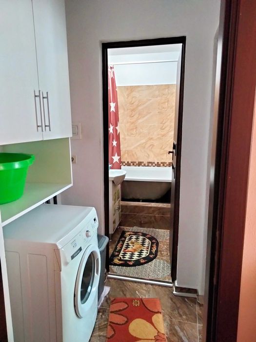 Închiriez apartament 3 camere etaj 3 zona Lama