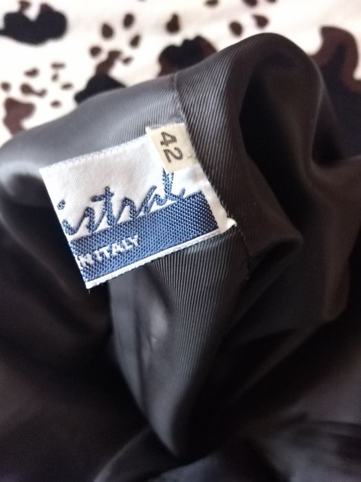 Черна пола от естествена кожа.