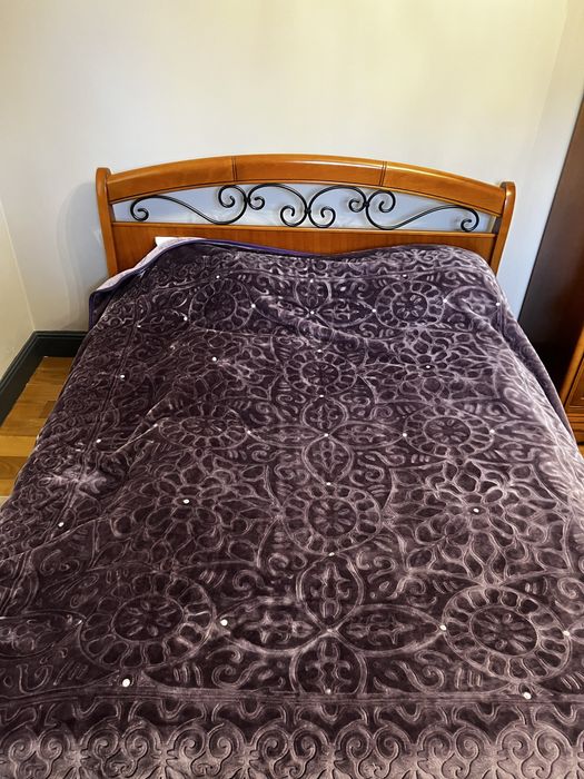 Продам испанский спальный гарнитур из массива дерева