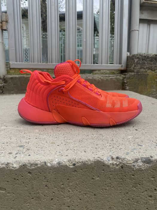 Vând pereche de Adidas Trae Young Unlimited