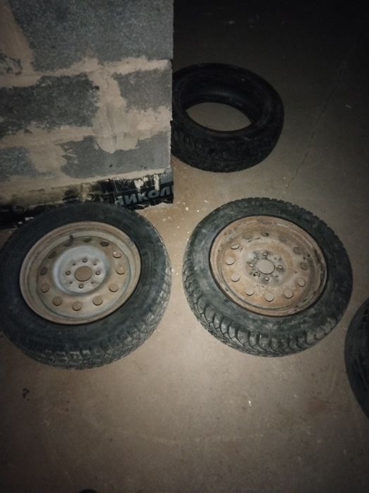 Зимние шины с дисками, в нормальном состоянии