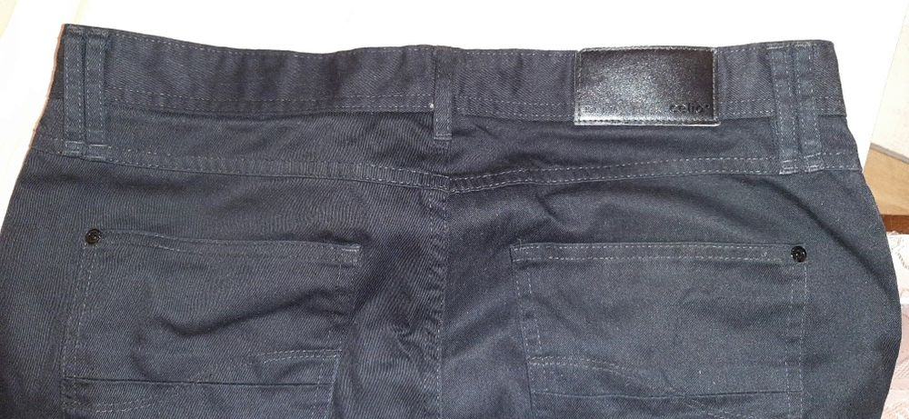 Продавам мъжки черен панталон тип дънки
