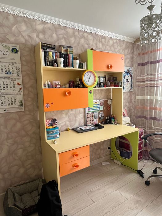 шкаф и стол со стенкой