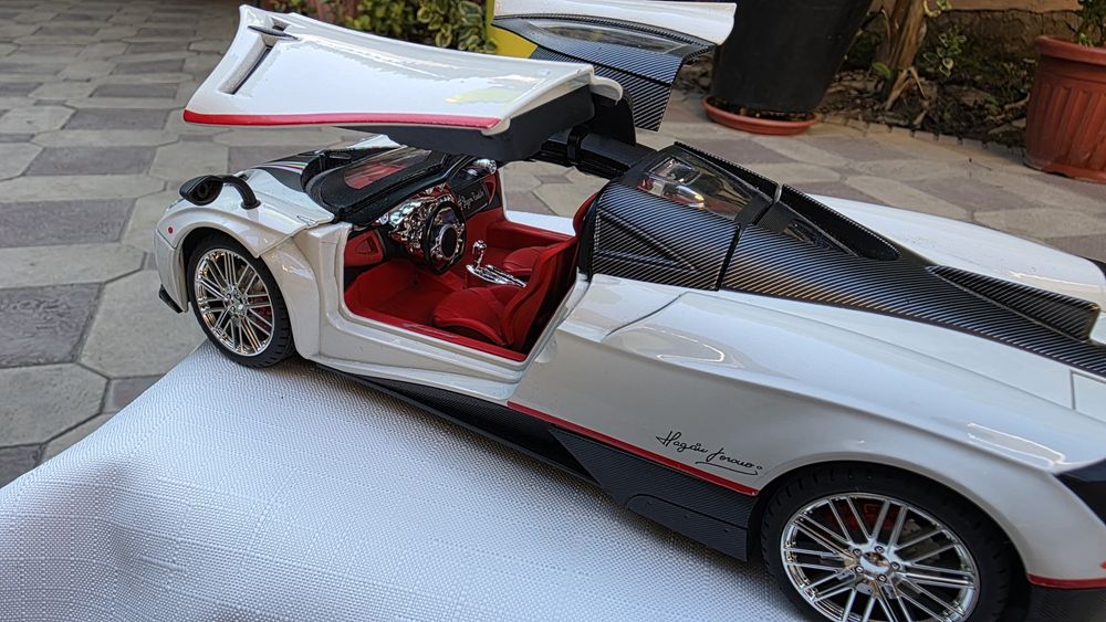 коллекционная модель автомобиля Pagani Huayra в