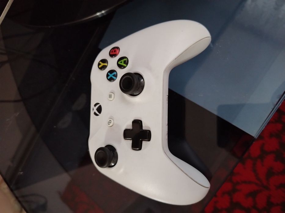 Xbox One с геймпадом и 2 играми
