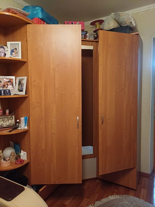 Продам шкаф угловой  для вещей