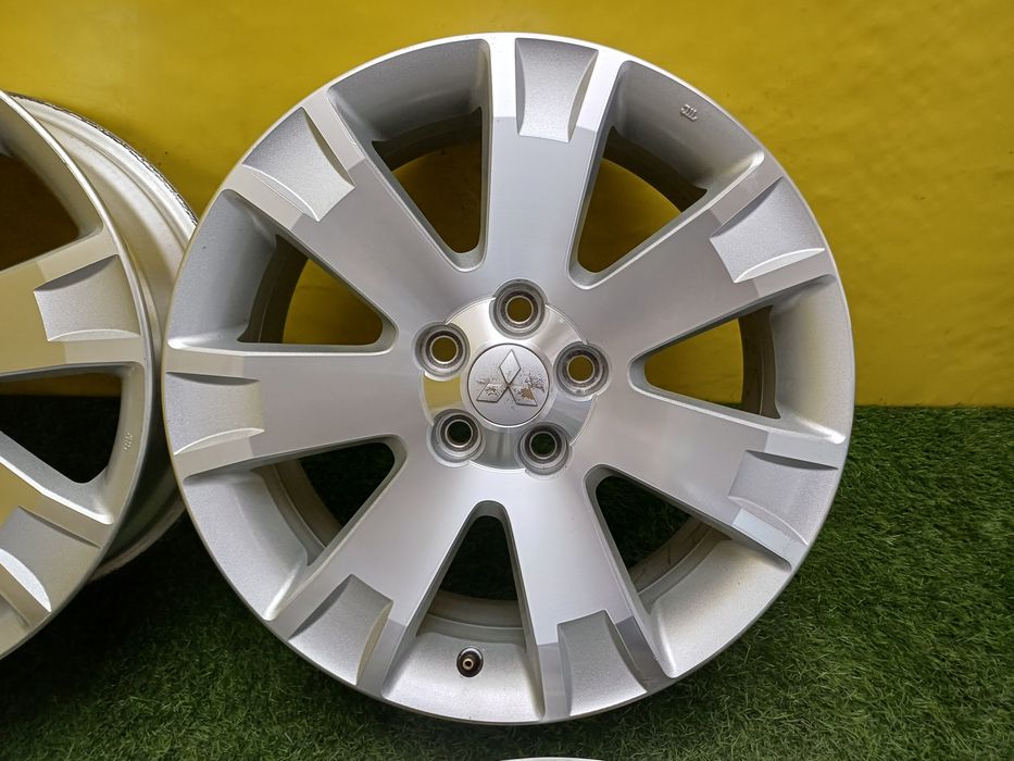 Диски R18 5x114.3 на Mitsubishi и другие.