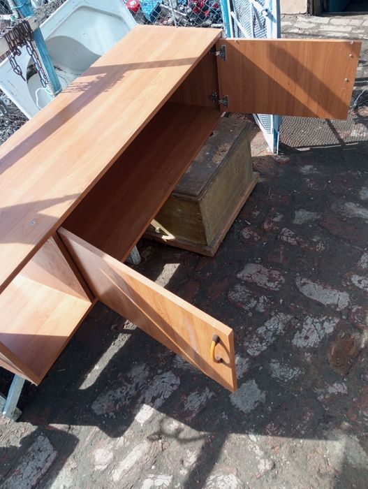 Продам тумбочку 1,5 на 0,50 м