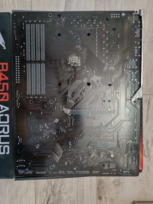 Placa de baza AM4 B450 Asus si Gigabyte