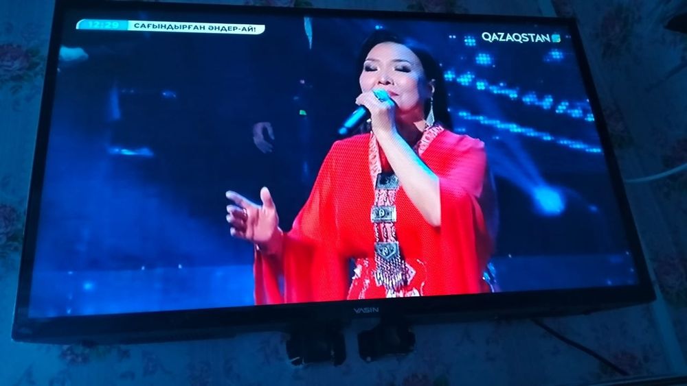 Телевизор Ясин 82 диагональ