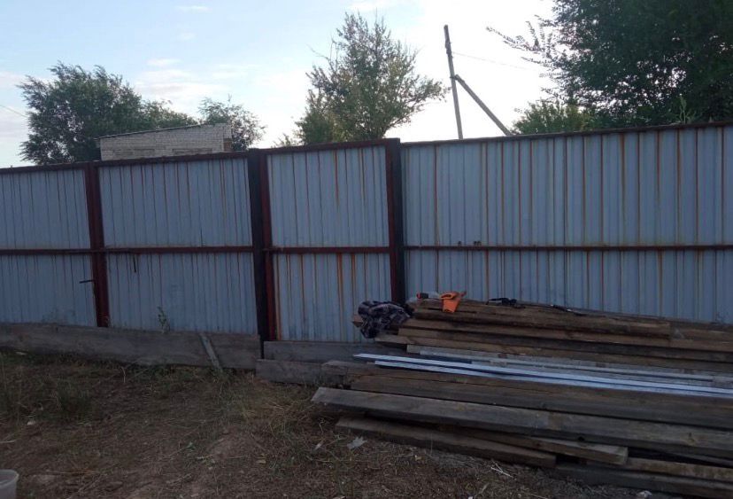 Продоется участок с недостроенным домом в городе