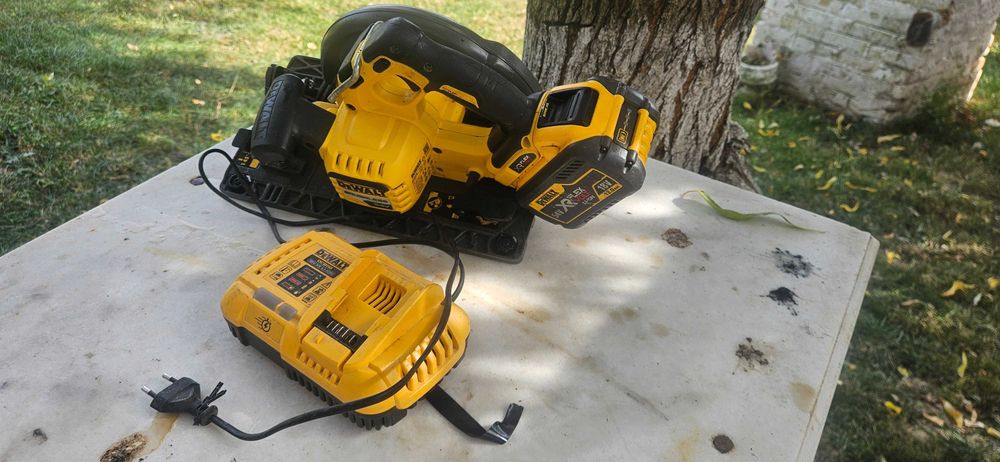Se vinde circular dewalt  pânză 190 cu acumulator de 12 ah
