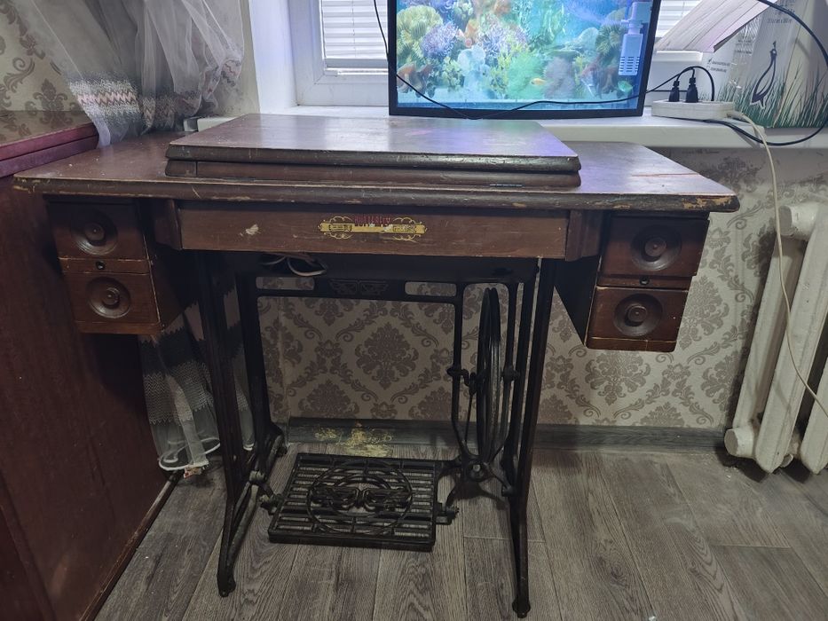 Продаются две швейные машинки с моторчиками