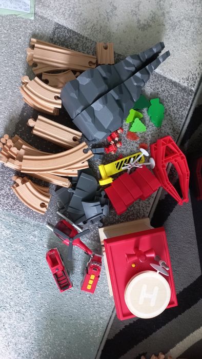 Дървени релси и влакче на батерии,строителна площадка,пожарна,и др.