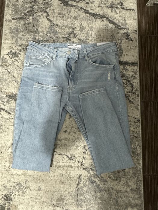 Blugi culoarea albastru