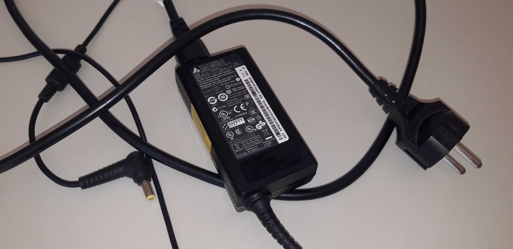 Продавам лаптоп ACER  Aspire  E1