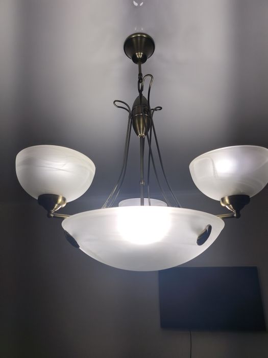 Добротная люстра с 6 патронами.