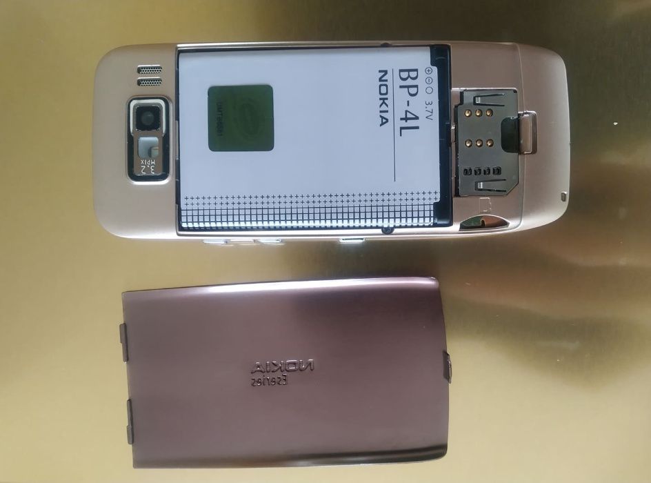 Мобилен телефон Nokia Нокиа E 52 Gold чисто нов 3.2MP640x480 15fps,