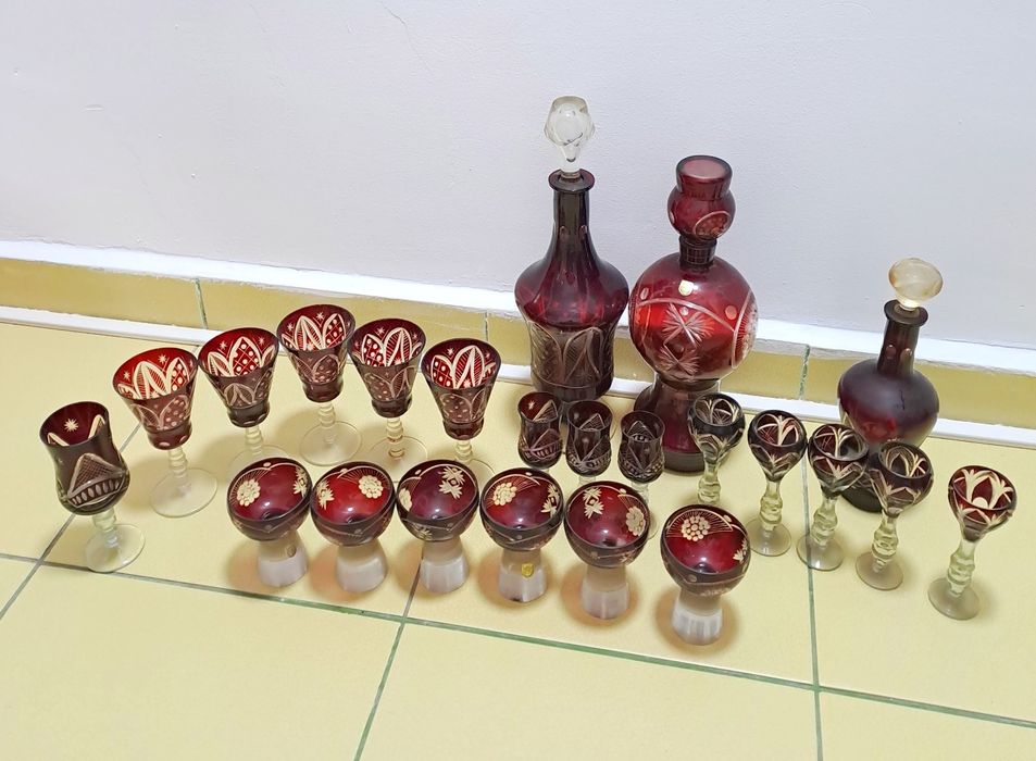 Vand paharele și carafe,anii 70. Prețul de 350 de lei toate!