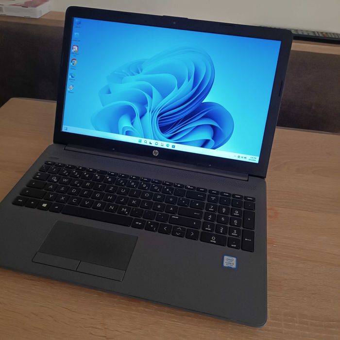 Laptop HP..i3  gen 8 SI SSD. fhd