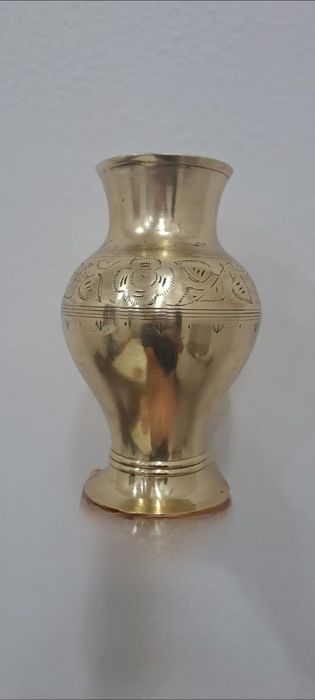 Цветочная ваза из латуни