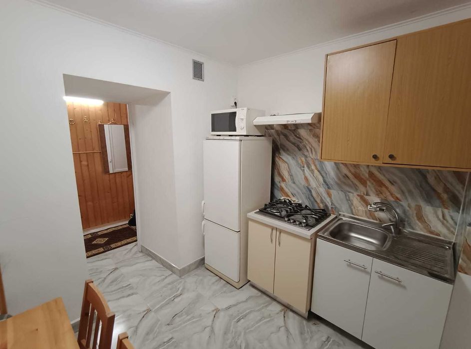 Inchiriez apartament 2 camere, Rogerius, str. Moldovei, etaj 1.