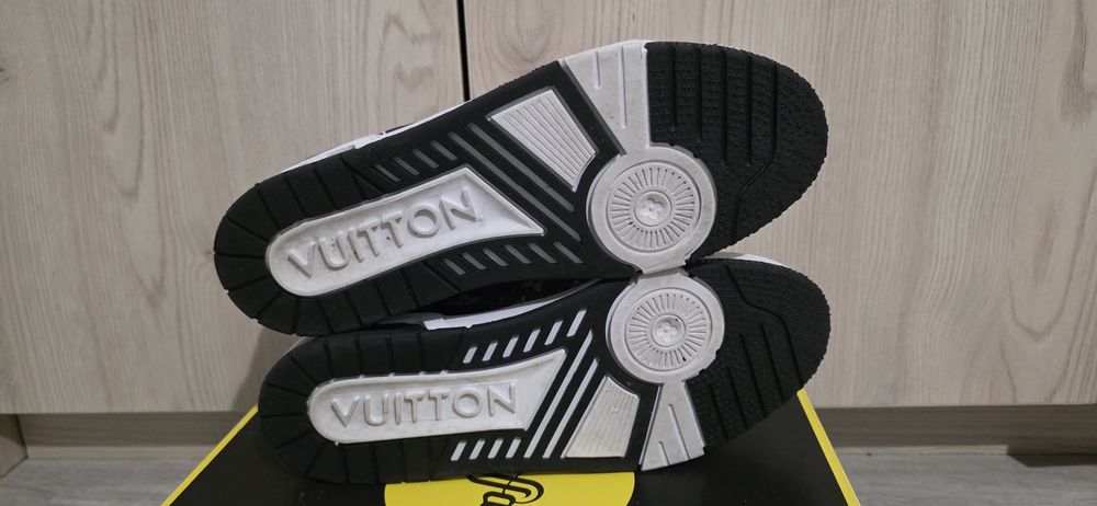 Adidasi Louis Vuitton