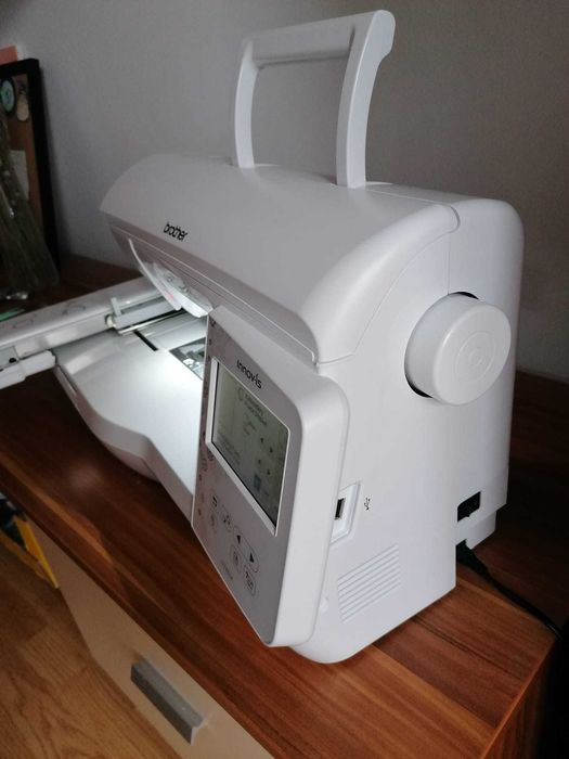 Pachet - Masina brodat Brother Innov- IS880E + Soft PE-DESIGN 11