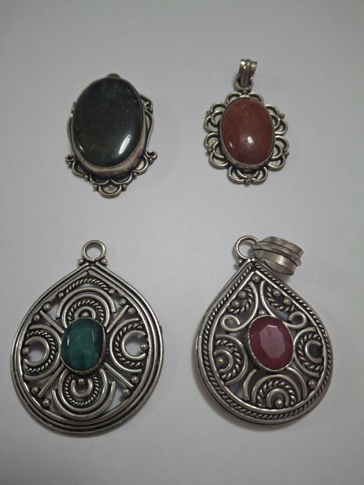 Продаются кулоны с  натуральнымикамнями.  Производство  Индия.