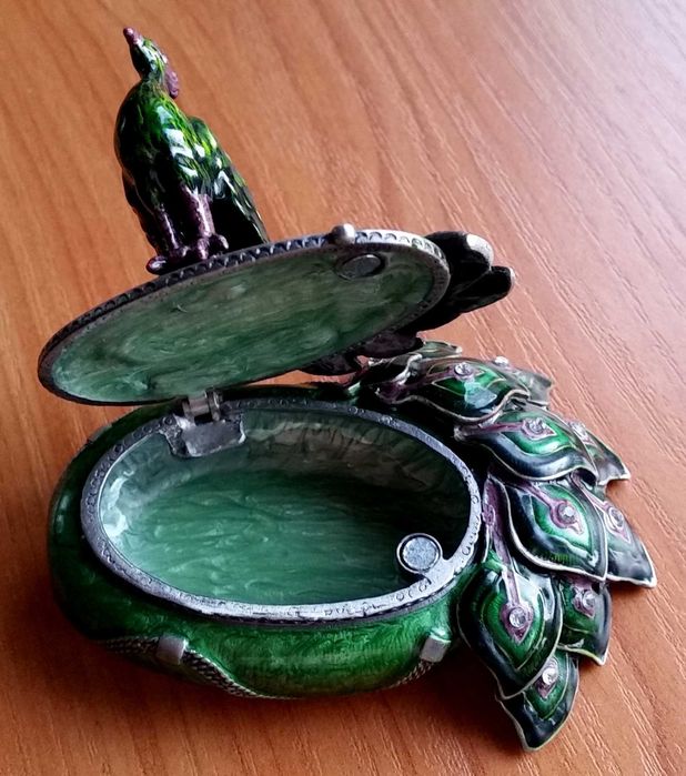 Кутия за бижута- масивен бронз, инкрустирана с камъни