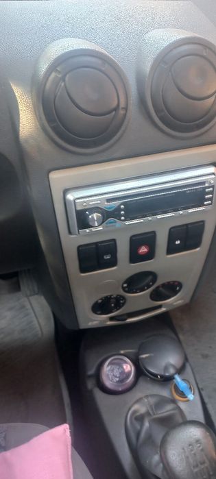 Vând Dacia Logan