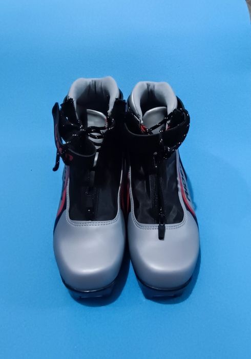 Продам ботинки лыжные