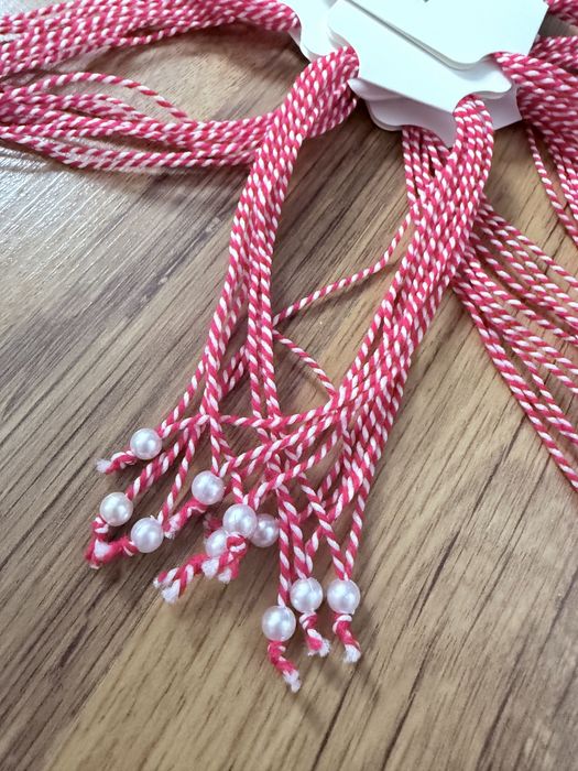 Мартеници в големи количества