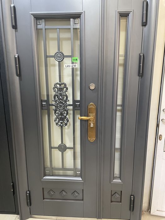 Дверь железная со стеклянной вставкой 2.3м х 1 м ширина