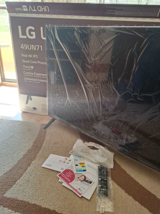 LG UHD 49 UN 71