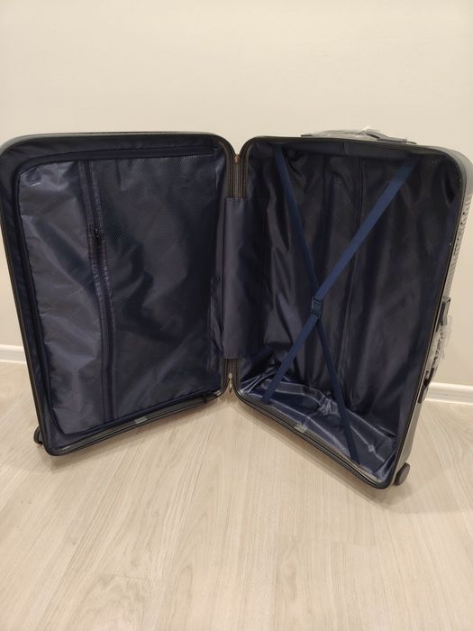 Продам новый чемодан