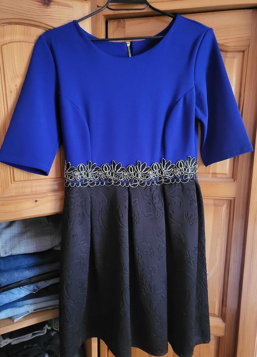 Елегантна рокля в турско синьо със златни акценти