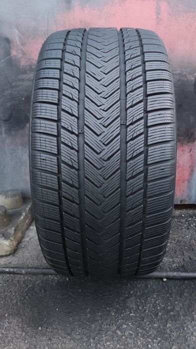 1брой зимна гума  275/35/19 Gripmax 
dot24 
7mm
Много добро състояние