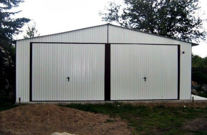 Garaje auto pe structura metalica învelite cu panouri Sandwich termoiz