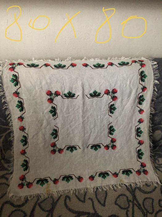 Față de masă cusută manual