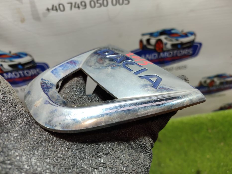 EMBLEMA / LOGO FATA DACIA DUSTER 1.5 DIESEL 2015 / SUV 5 USI COD OEM 628900520R / 2013-2017