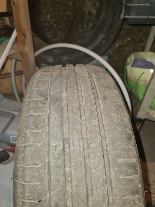 Vând 4 anvelope 225 45 R17 DOT 5223 cu jante originale skoda superb 2