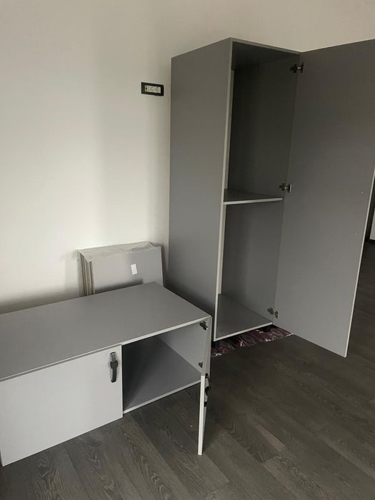 Dulapuri suprapuse cu polițe și usi