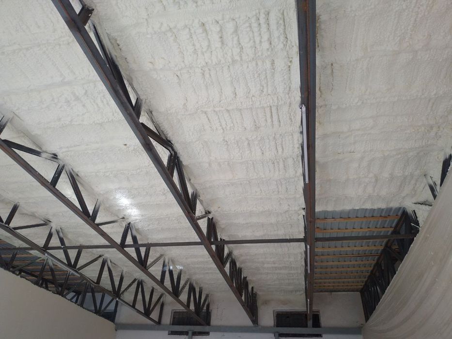 Утепление пеной ППУ мансарды, крыши, стен, потолков и подвалов