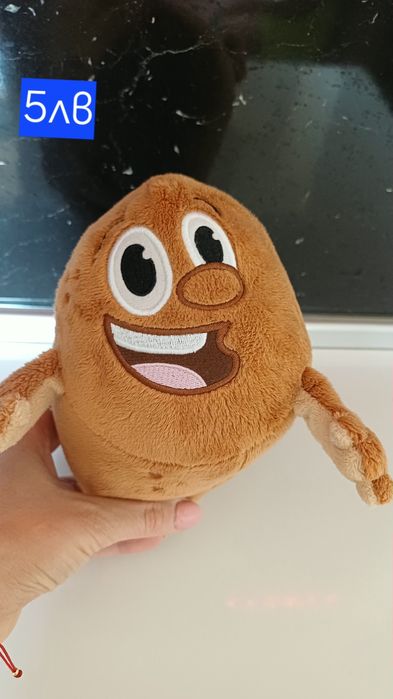 Плюшени играчки и коледна лампа