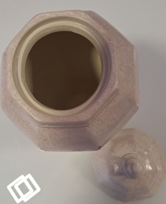 Голяма красива керамична ваза с капак