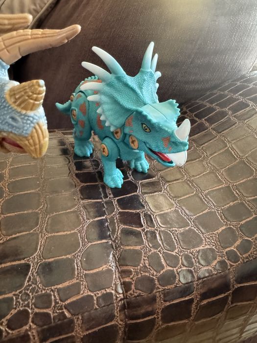 Продам игрушки-динозавтры,нерфы