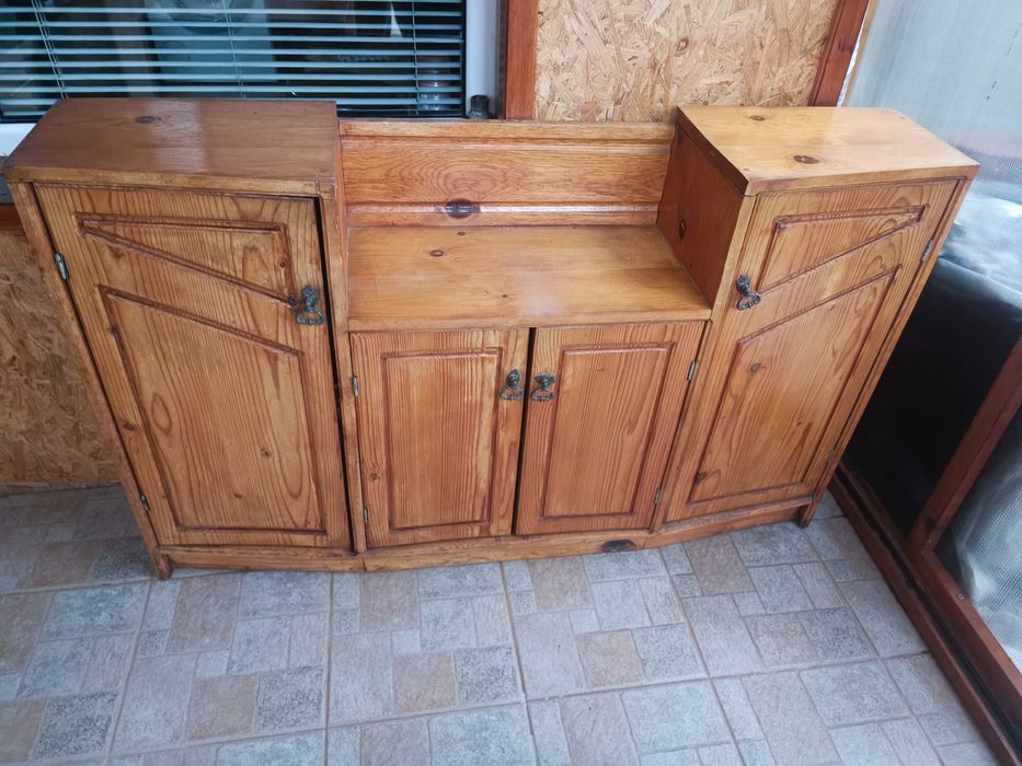 Шкаф от естествено дърво