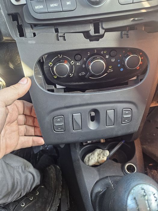 Panou cu butoane comanda geamuri Dacia Logan 2